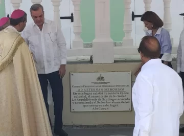 Abinader devela tarja en cementerio colonial