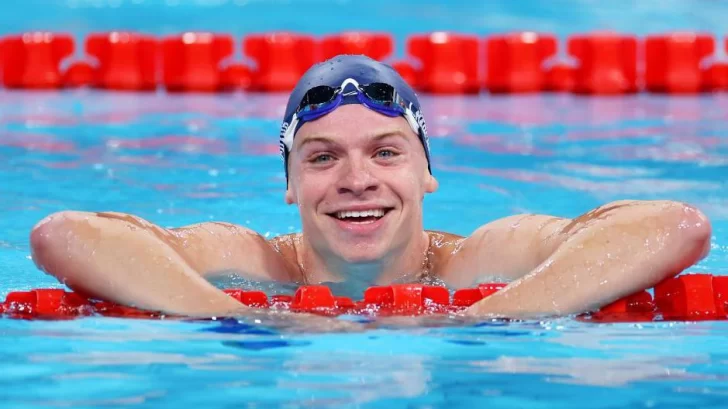 Leon Marchand, el nadador que hizo historia con un doblete de oro en las Olimpíadas y al que muchos comparan con Michael Phelps