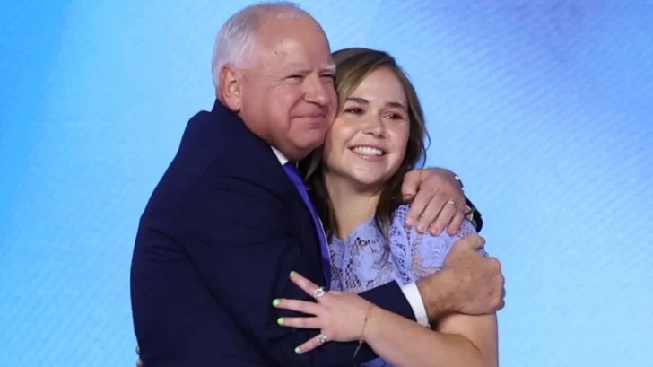'Vamos a darlo todo en el campo': Walz aceptó la nominación demócrata a vicepresidente con un emotivo discurso en el que destacó su pasado como maestro y entrenador