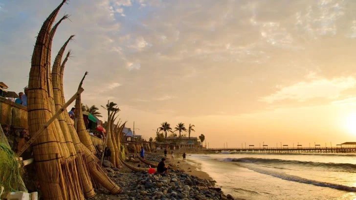 Caballitos de totora: el milenario método para surfear inventado por indígenas peruanos