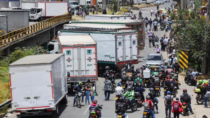 Colombia al borde de un desabastecimiento de combustible tras cuatro días de paro de transportistas