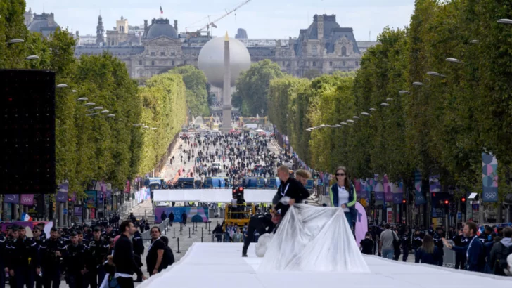 Los atletas franceses de los Juegos de París se reúnen para el desfile final