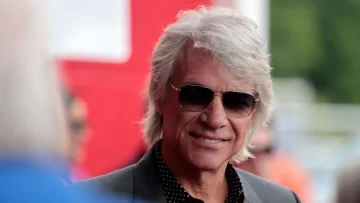 El cantante Jon Bon Jovi evita que una mujer salte de un puente en plena grabación de un video musical