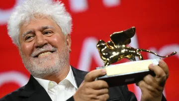 Pedro Almodóvar gana el León de Oro en Venecia con su película sobre el suicidio asistido