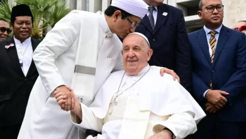 El papa Francisco y un imán indonesio firman una declaración contra el uso de la religión para atizar conflictos