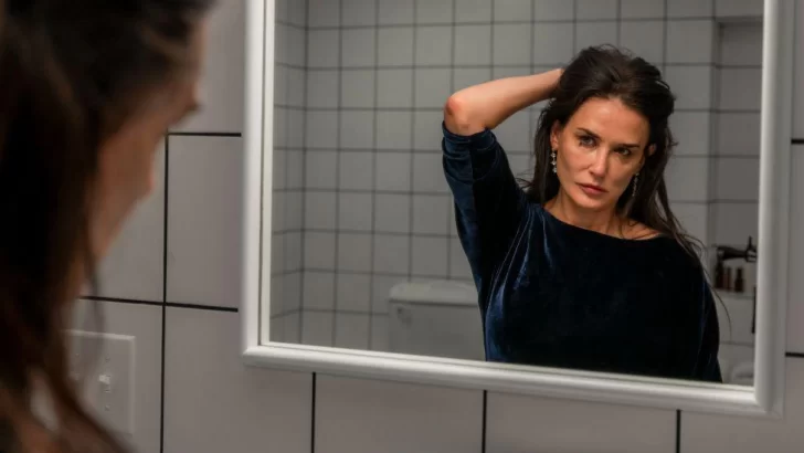 “The substance”: la sangrienta sátira sobre la dictadura de la belleza que protagoniza la actriz Demi Moore