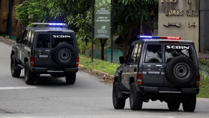 Las fuerzas de seguridad de Venezuela rodean la embajada de Argentina en Caracas mientras crece la tensión con Brasil por la custodia del edificio