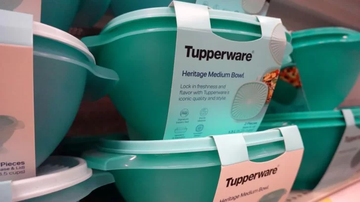 Tupperware se declara en bancarrota: cómo se derrumbó la histórica marca de recipientes de comida