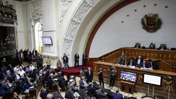 Parlamento de Maduro quiere que rompa 