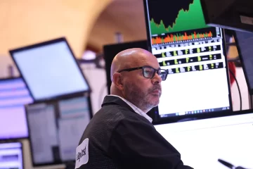 Wall Street cierra dispar antes de datos de inflación y debate