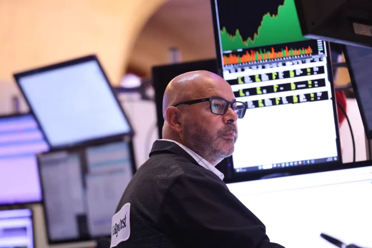 Wall Street cierra dispar antes de datos de inflación y debate