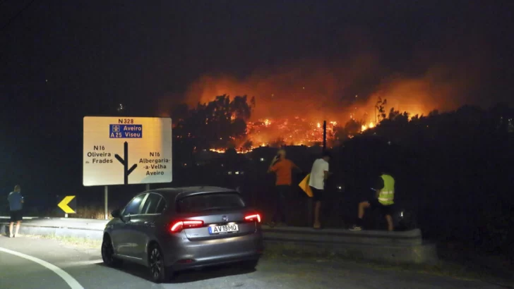 En pleno estado de calamidad, Portugal lucha contra 64 incendios activos