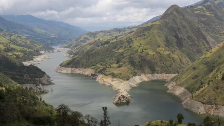 Apagones nocturnos en Ecuador ‘podrían extenderse aún más’, advierte experto en energía