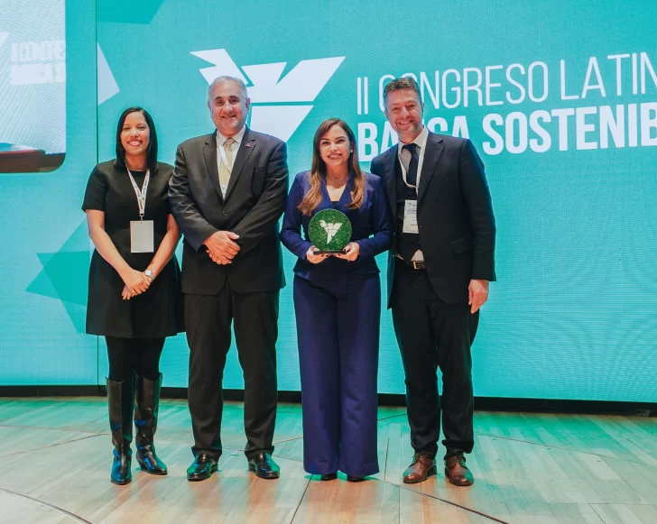 1.Linda Valette, vicepresidenta de Programas Estratégicos de Banreservas, recibe el premio “+Futuro”. Le acompañan Dalma Hernández, gerente de Banca Social de la Asociación de Bancos Múltiples de la República Dominicana (ABA); Giorgio Trettenero, secretario general de la Federación Latinoamericana de Bancos (Felaban), y Marcelo Mazzon, director ejecutivo de la Asociación de Bancos Públicos y Privados de Argentina (ABAPPRA).