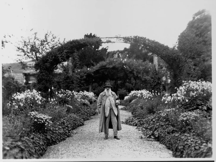 C.-Monet-en-la-avenida-central-de-su-jardin-de-Giverny-728x546