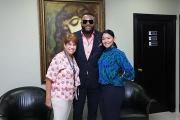 David-Ortiz-comparte-con-dos-empleadas-del-Indotel.-728x485