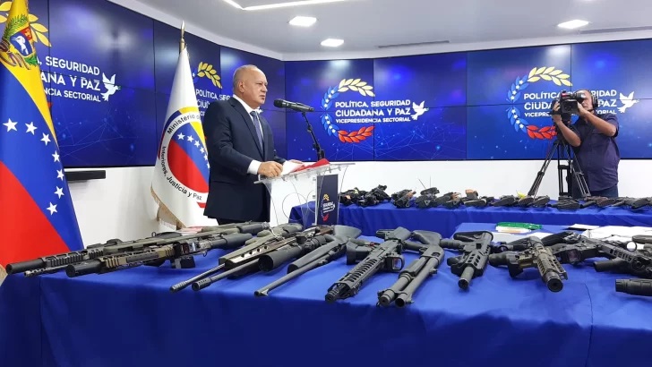 Diosdado-muestra-armas-y-anuncia-detencion-de-estadounidenses-y-espanoles-por-plan-cointra-Maaduro