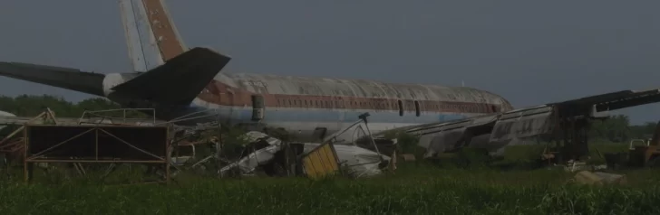 El-cementerio-de-los-orgullosos-aviones-cuando-eran-amontonados-en-el-Aeropuerto-728x238