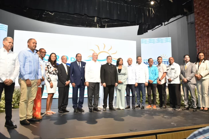 Exponentes-en-el-Foro-del-Nordeste-junto-a-los-representantes-de-las-entidades-que-lo-organizaron-728x485