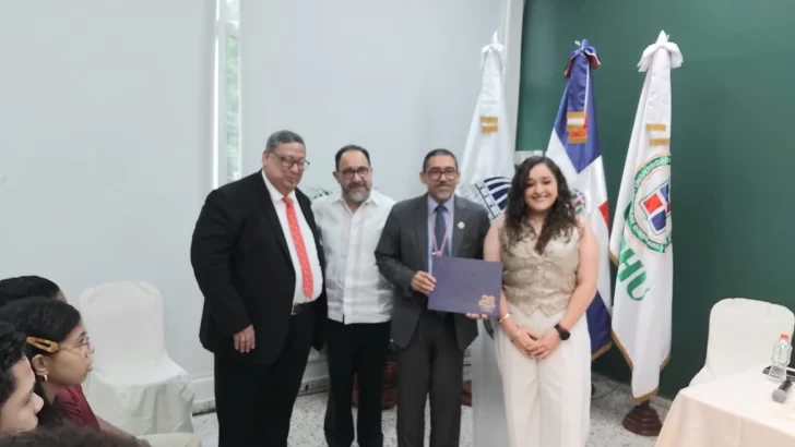 Fundación reconoce labor de Javiel Elena Morales