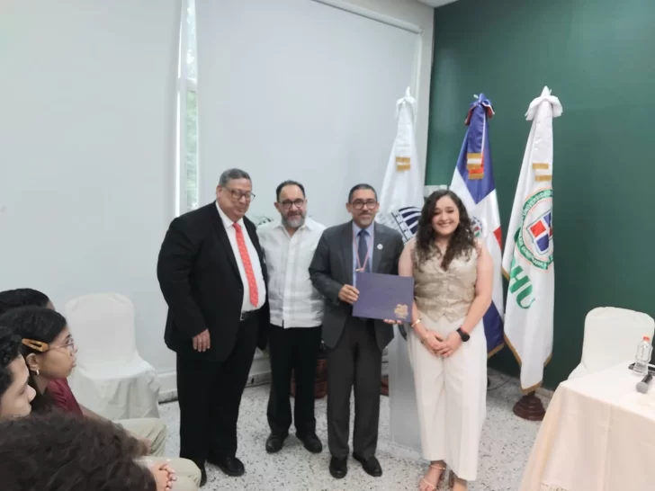 Fundación reconoce labor de Javiel Elena Morales