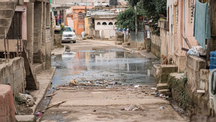 Prometen solución a problema de aguas negras en Los Guaricanos