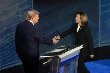 Harris y Trump pelean por siete estados clave sin claros márgenes en las encuestas