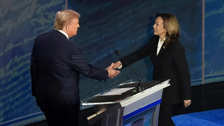 Kamala Harris y Trump siguen bastante igualados a un mes de elecciones