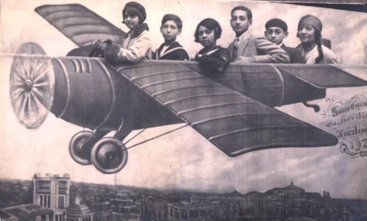 Hilma-en-un-souvenir-de-avion-junto-a-sus-hermanos-y-su-madre-circa-1927-728x439