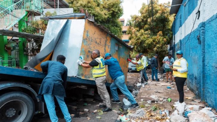 Recuperan espacios públicos y retiran chatarras en Manganagua