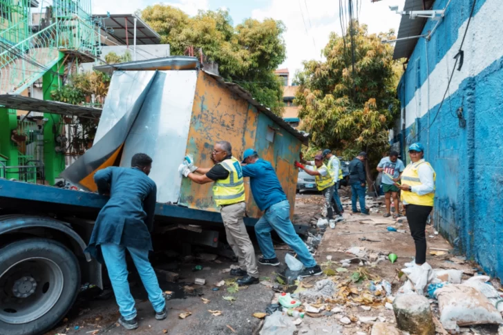 Recuperan espacios públicos y retiran chatarras en Manganagua