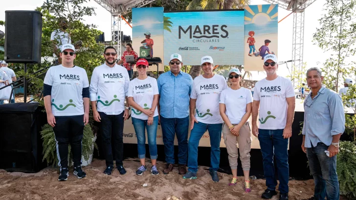 Instituciones promueven el reciclaje en limpieza de playa Güibia