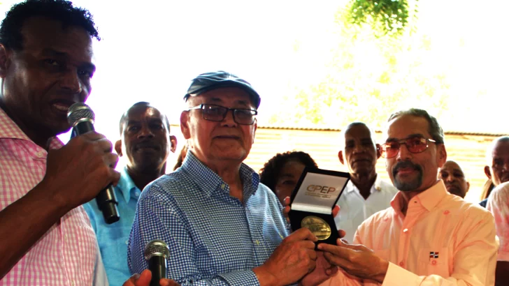 José Bujosa Mieses recibe la Medalla del 180 aniversario de la Independencia Nacional