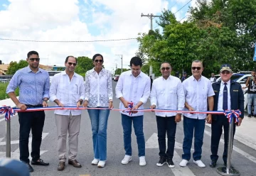 Turismo inaugura reconstrucción calle Pastor Domingo de la Cruz, en Verón