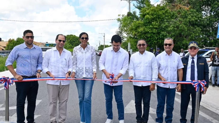 Turismo inaugura reconstrucción calle Pastor Domingo de la Cruz, en Verón