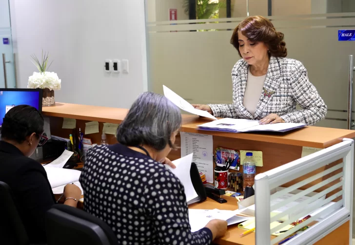 La doctora Dolores Fernández se repostula como miembro de la Junta Central Electoral