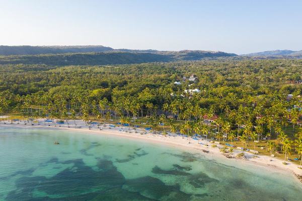 La-playa-y-la-exhuberante-vegetacion-del-Grand-Paradise-Samana-en-Las-Galeras