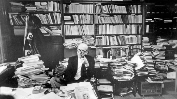 Mircea-Eliade-en-su-biblioteca.-728x411