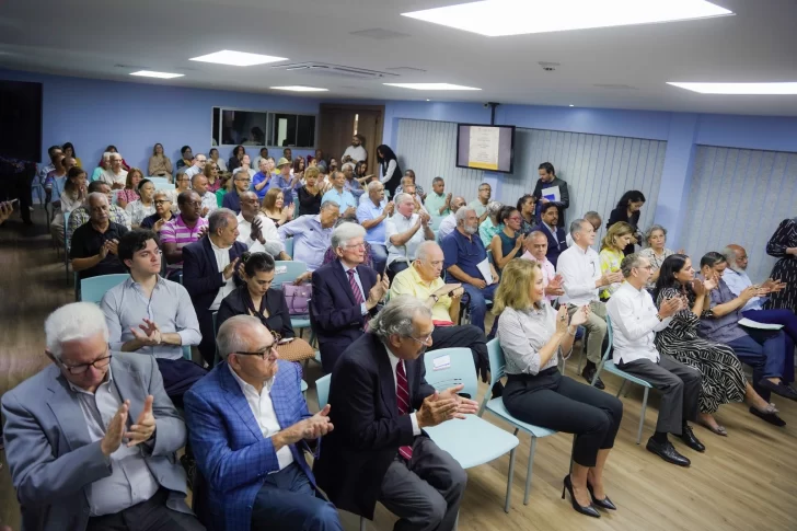 Panoramica-de-los-anfitriones-e-invitados-al-acto-de-reinauguracion-de-la-Sala-de-Conferencias-y-la-Biblioteca-Rodriguez-Demorizi.-728x485