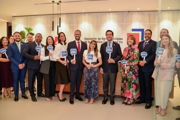 La WCA-RD entrega iniciativa legislativa del Compliance al senador Omar Fernández