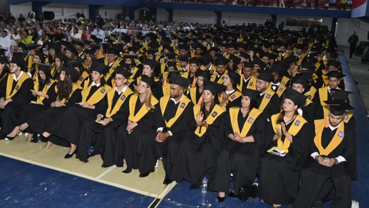 UCNE de San Francisco de Macorís entrega a la sociedad 382 nuevos profesionales