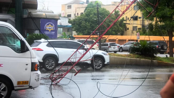 Instantáneas de AcentoTV: Cae antena de Apolo Taxi debido a las lluvias de este martes