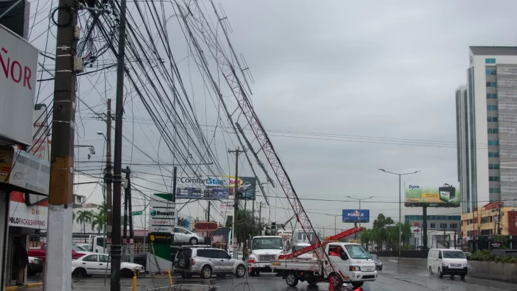 Cae antena de Apolo Taxi debido a las lluvias de este martes