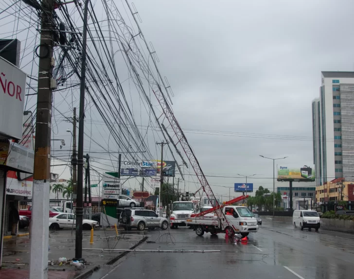 Cae antena de Apolo Taxi debido a las lluvias de este martes