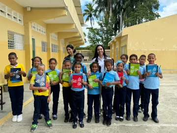 Fundación Refidomsa entrega útiles escolares a niños