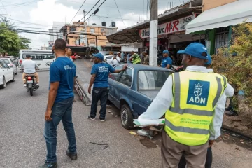 Retiran chatarras que ocupaban espacios públicos en Ensanche La Paz y Honduras