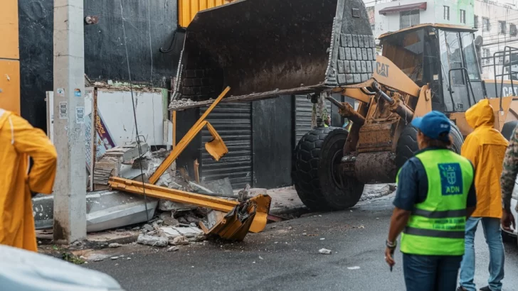 Eliminan bancas ilegales que ocupaban aceras en la avenida Albert Thomas