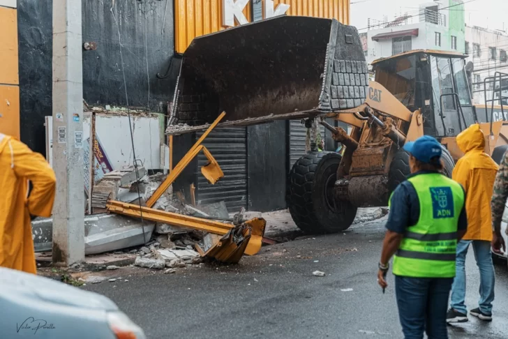 Eliminan bancas ilegales que ocupaban aceras en la avenida Albert Thomas