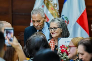 Reconocen a activista social Susi Pola como Hija Adoptiva de Santiago