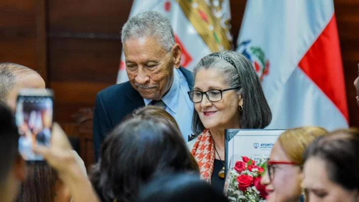 Reconocen a activista social Susi Pola como Hija Adoptiva de Santiago